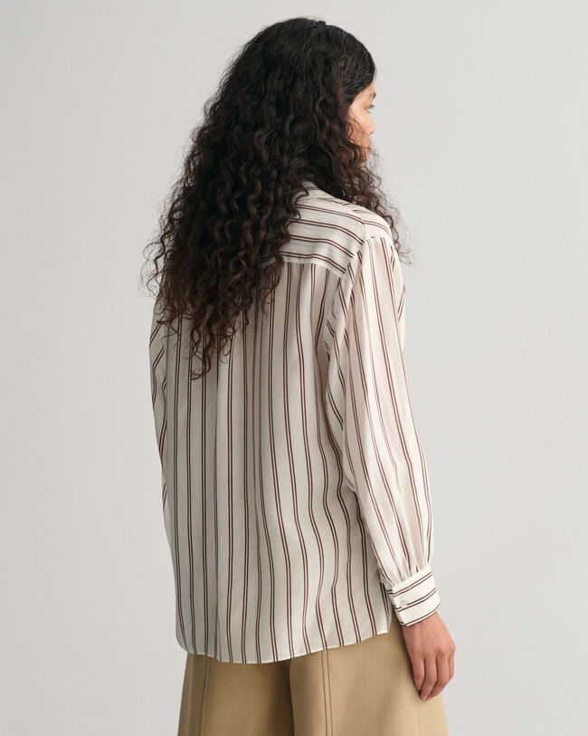 Blusa de rayas con cuello de pico