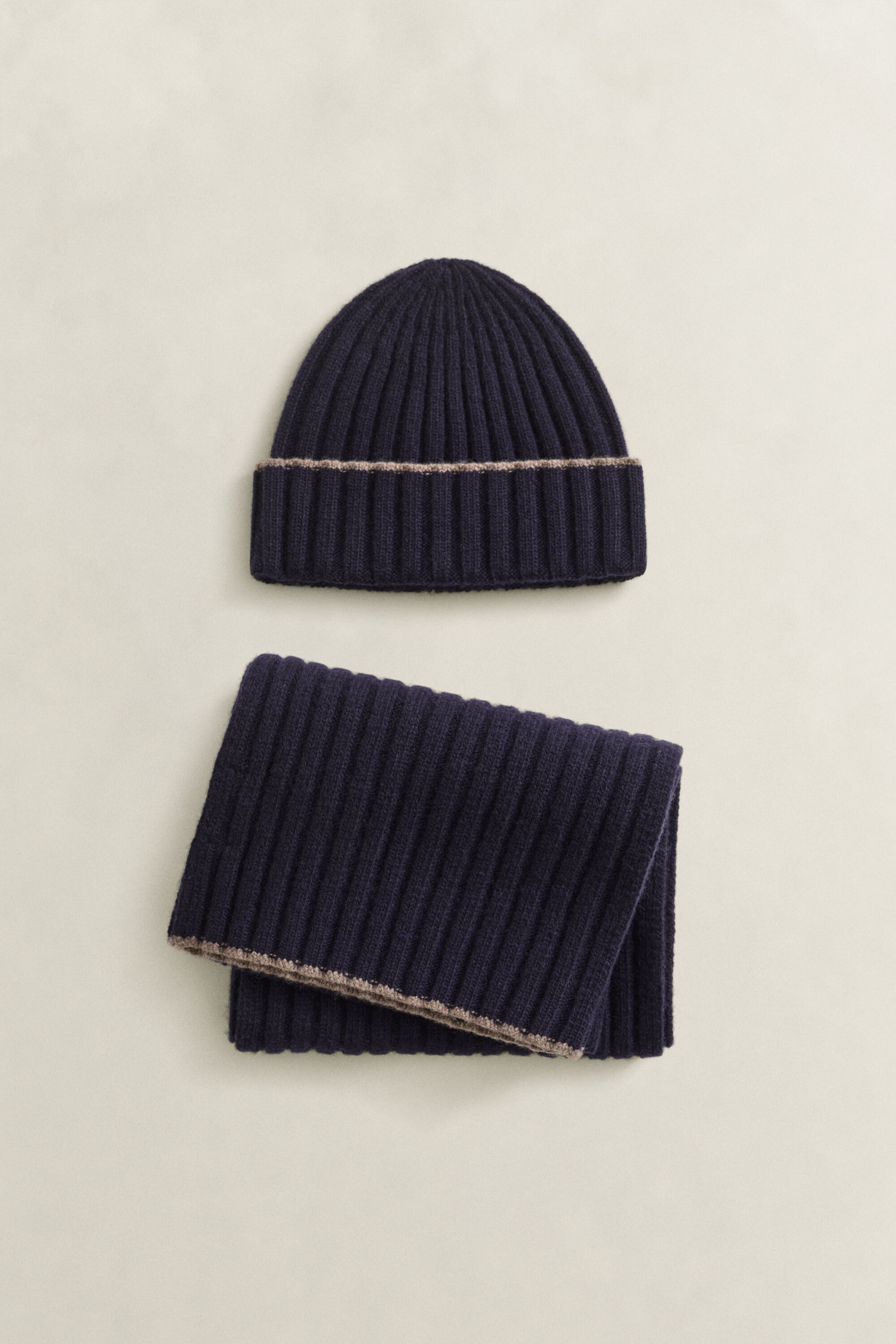 Set de regalo ribeteado con bufanda y gorro