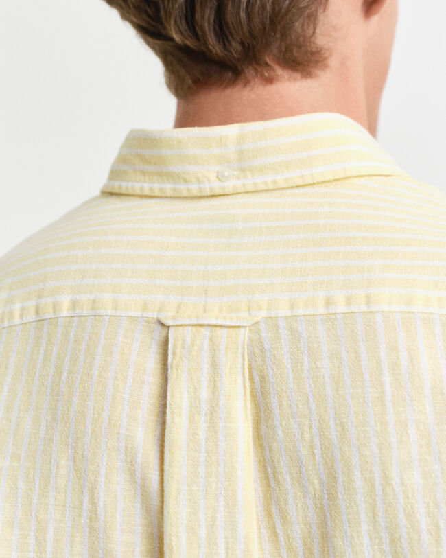 Camisa Regular Fit de manga corta a rayas en algod&oacute;n y lino