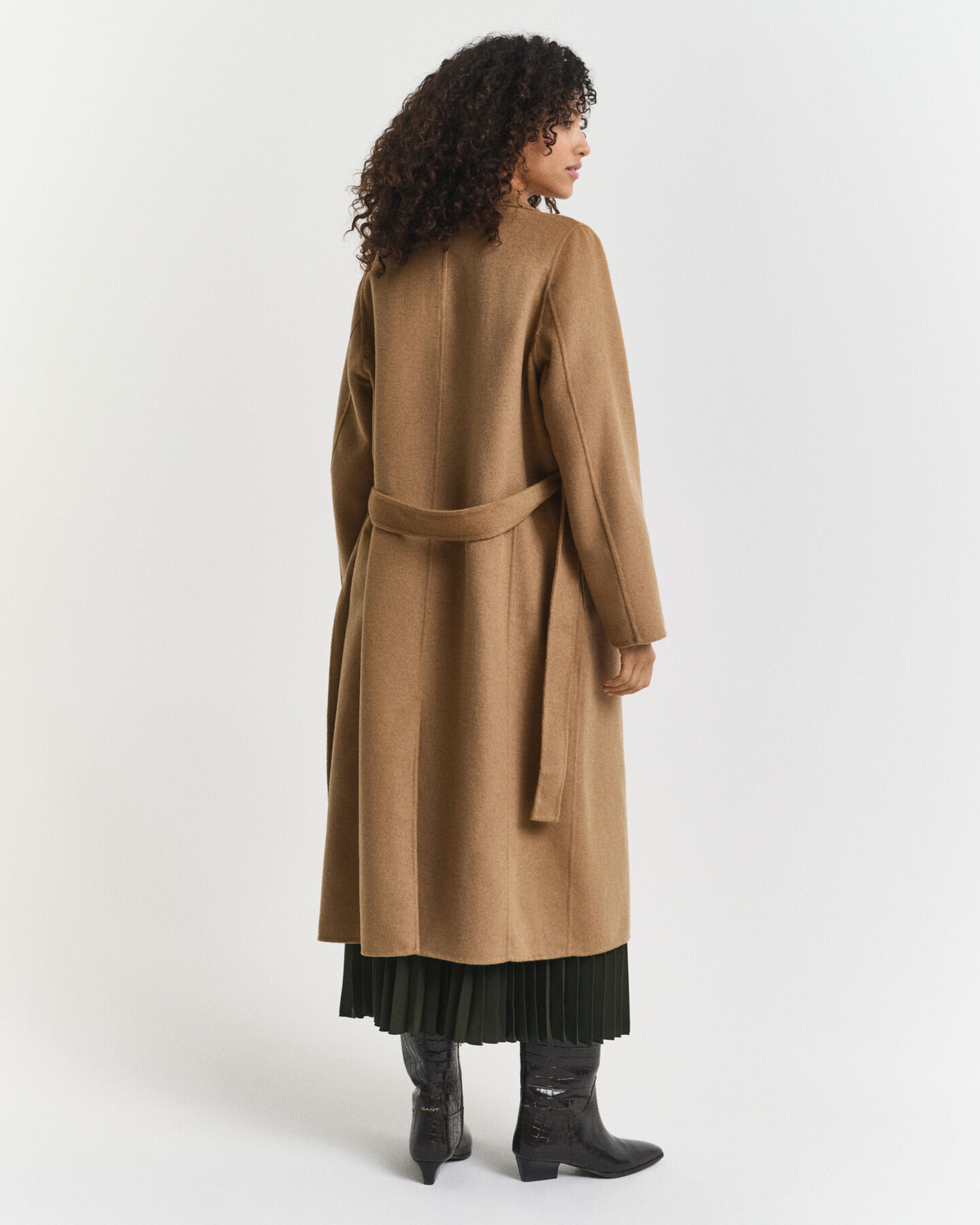 Abrigo cosido a mano con cinturón