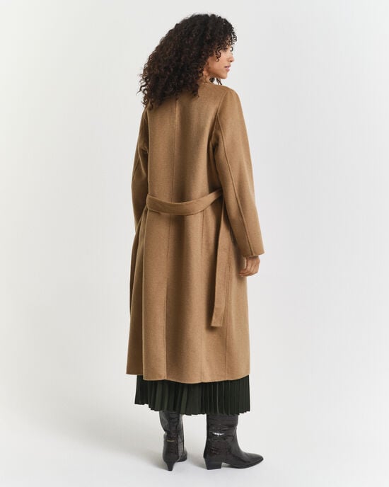 Abrigo cosido a mano con cinturón