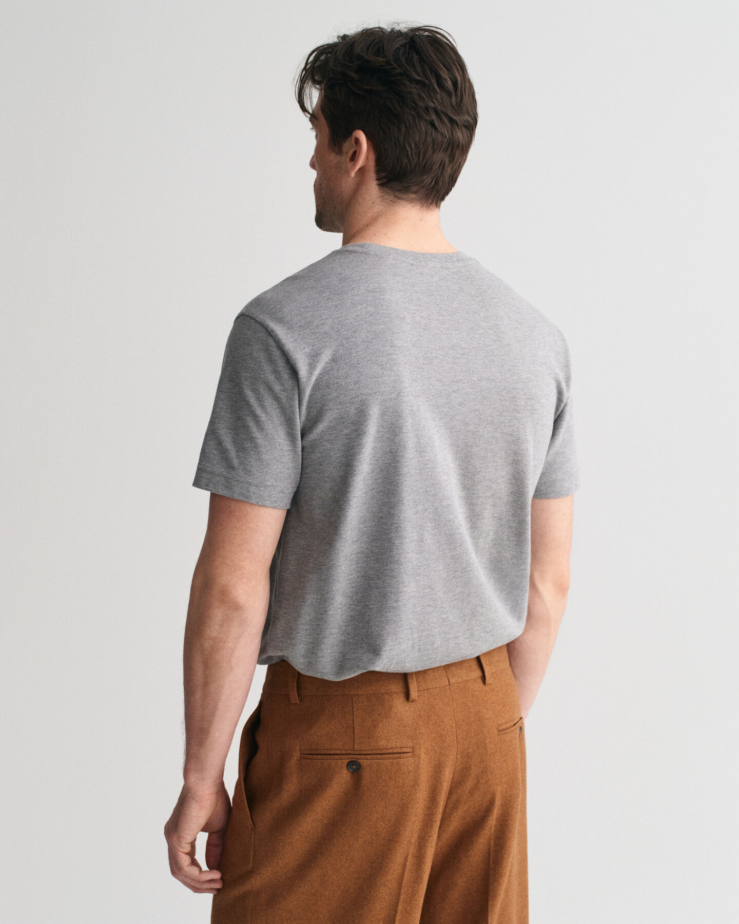 Camiseta de piqu&eacute; con bordado de peque&ntilde;as dimensiones