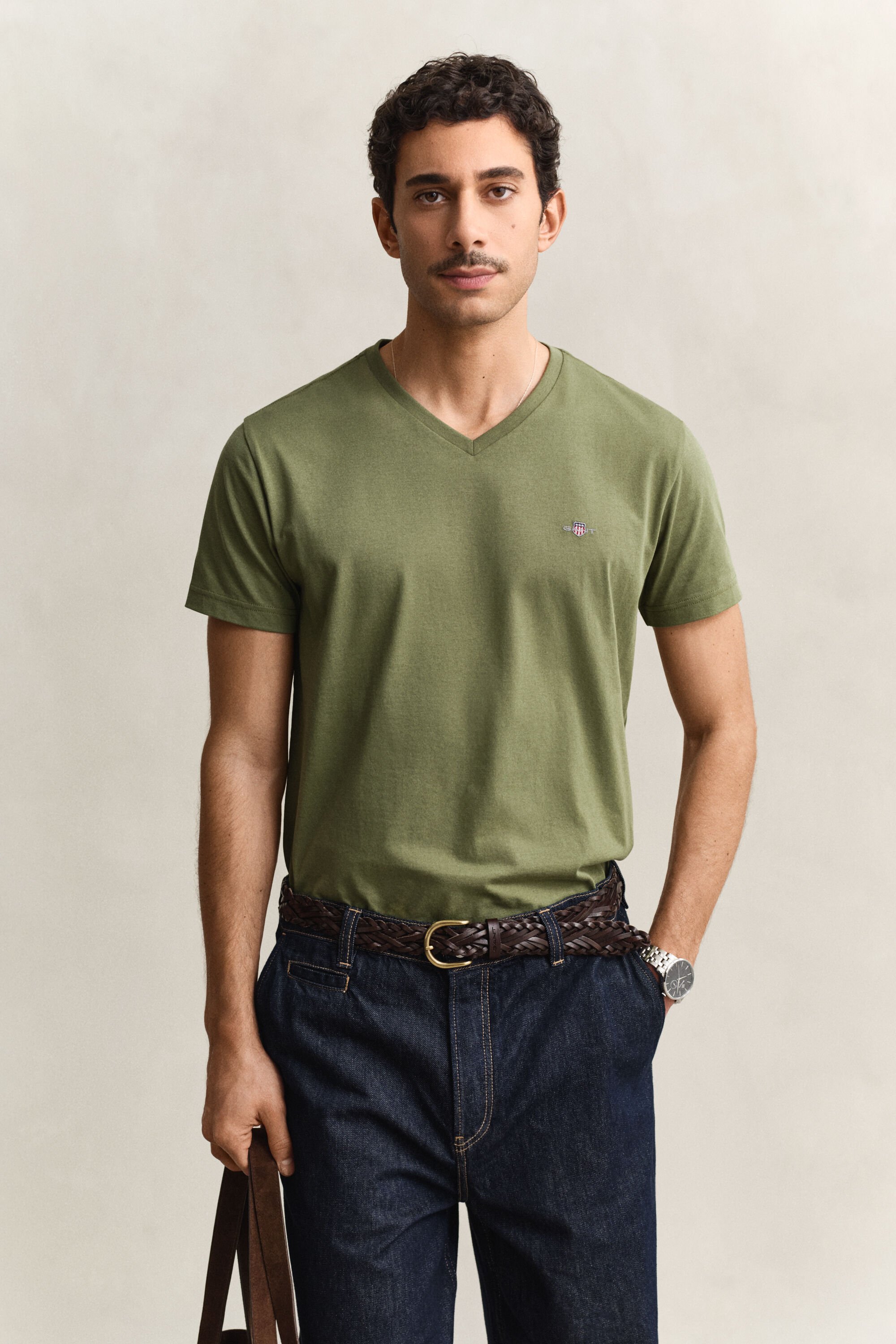 Camiseta Slim Fit Shield con cuello de pico