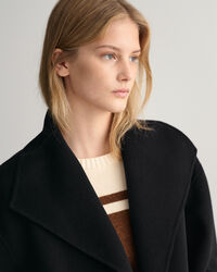 Abrigo cosido a mano con cintur&oacute;n