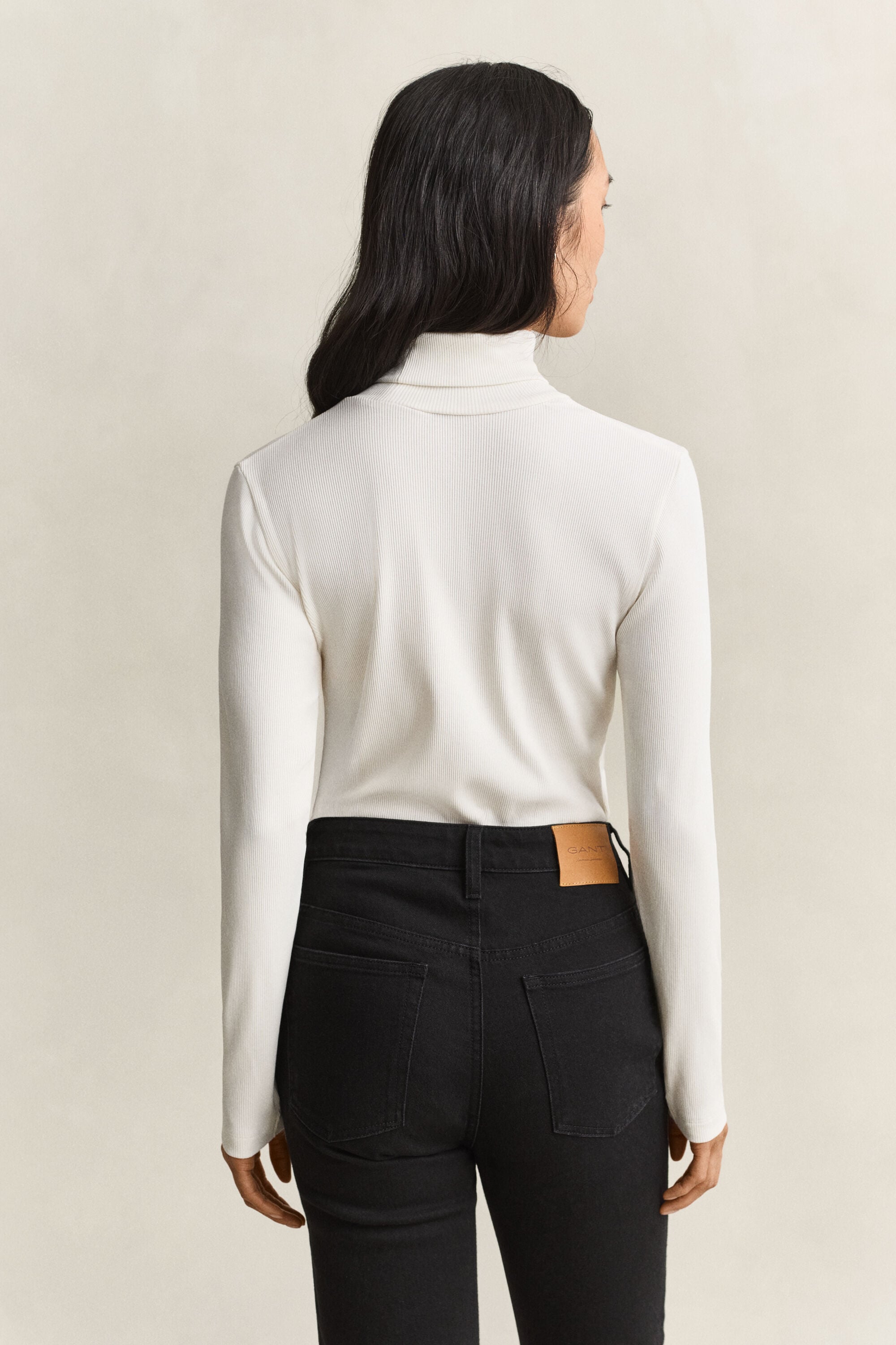Camiseta acanalada con cuello de cisne