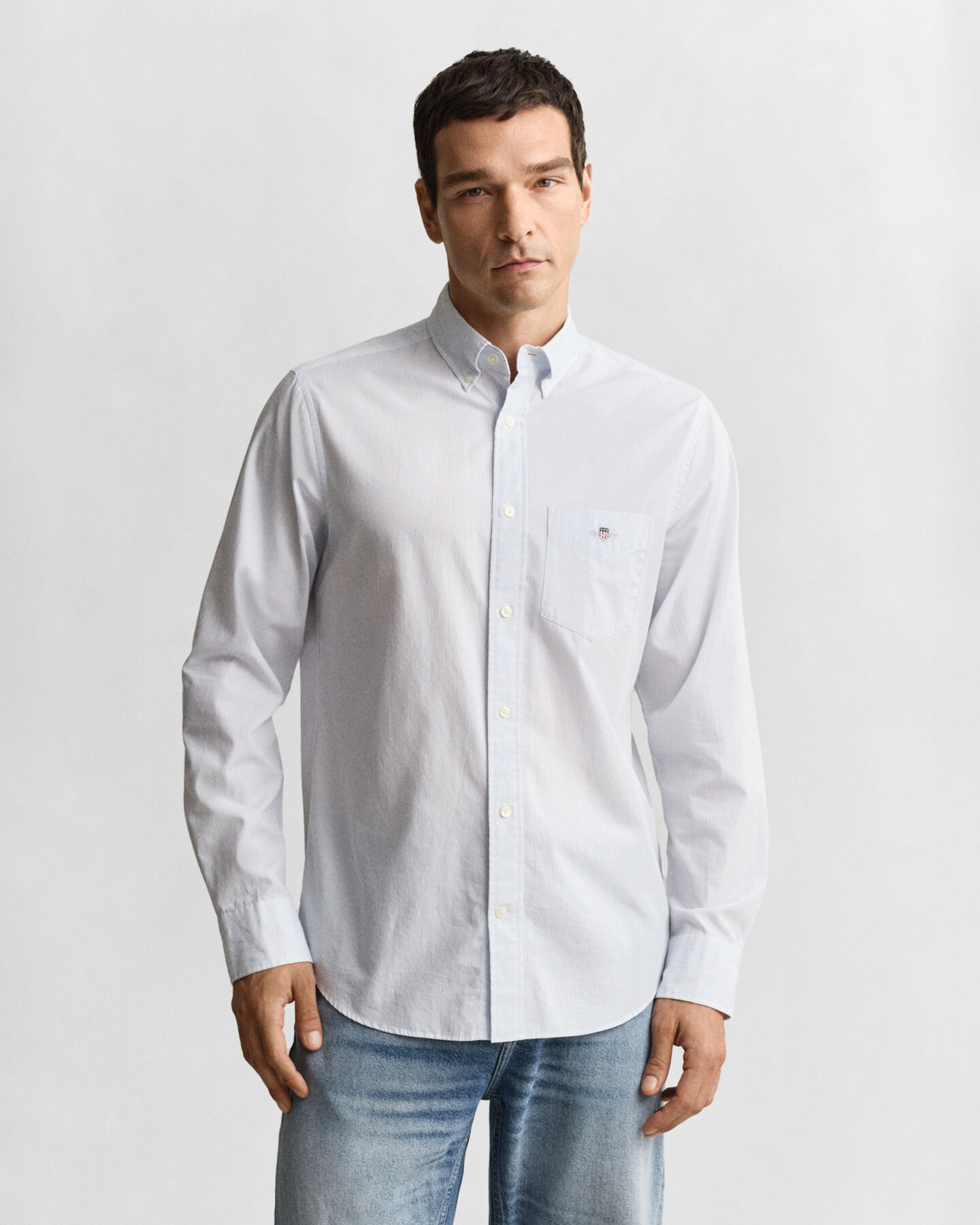 Camisa Regular Fit clásica de popelina a rayas finas