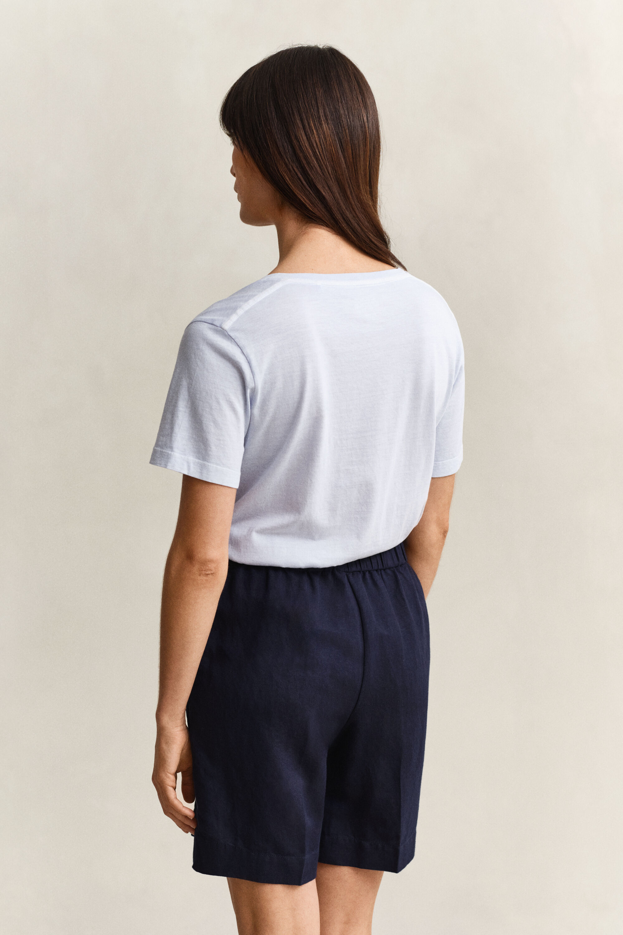 Camiseta Shield lavada con cuello de pico