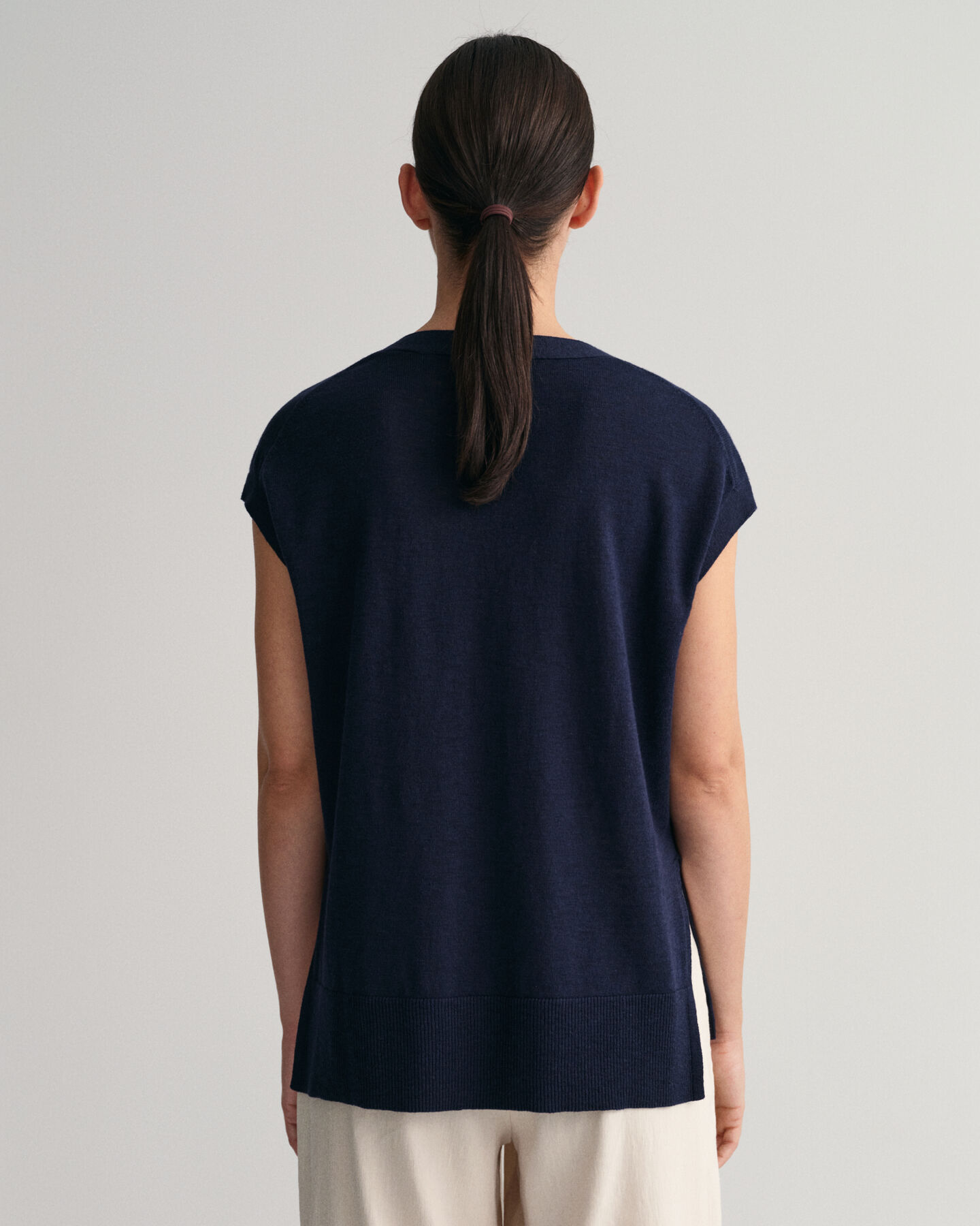 Chaleco en mezcla de lino con cuello de pico