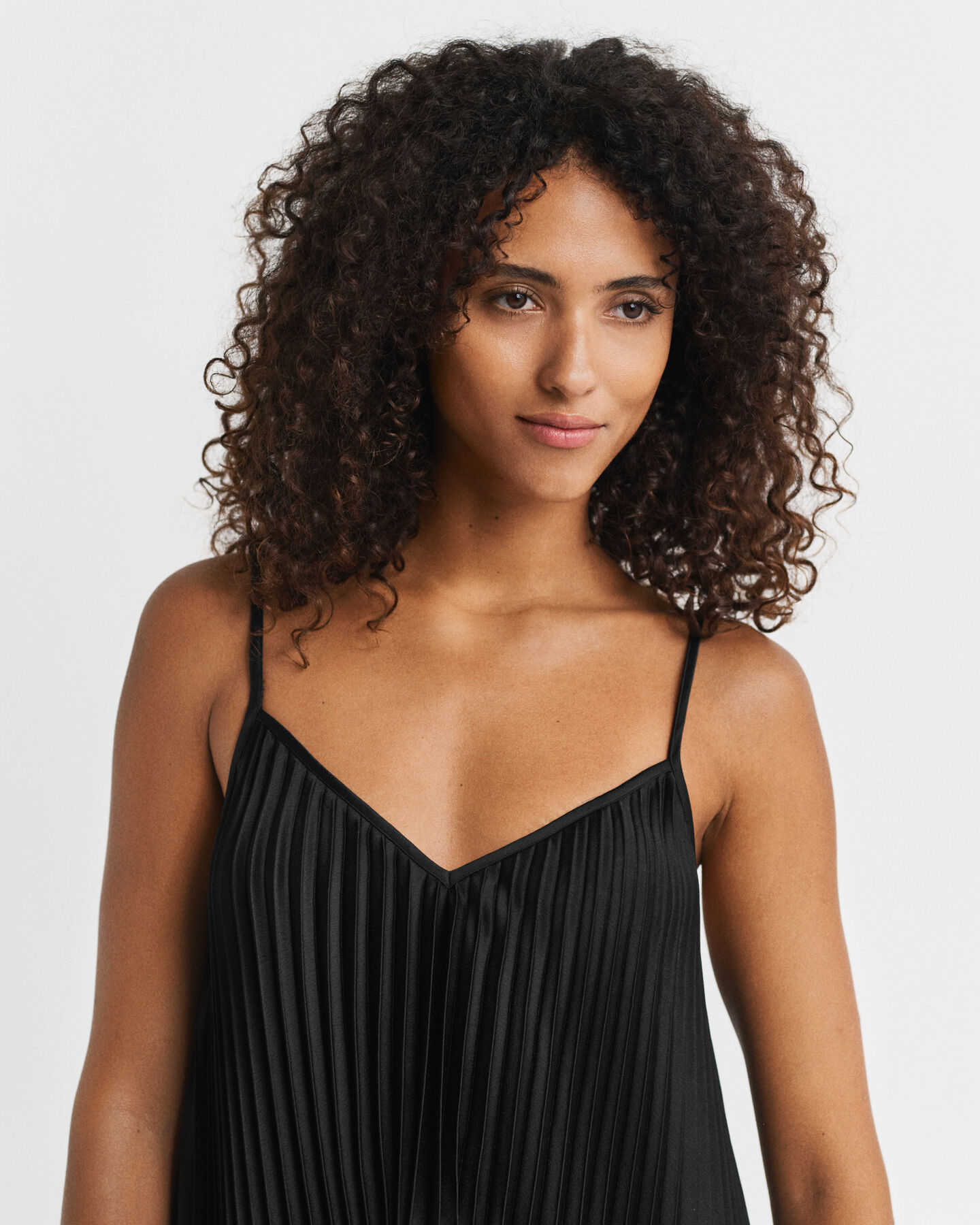 Vestido de tirantes corto y plisado de satén