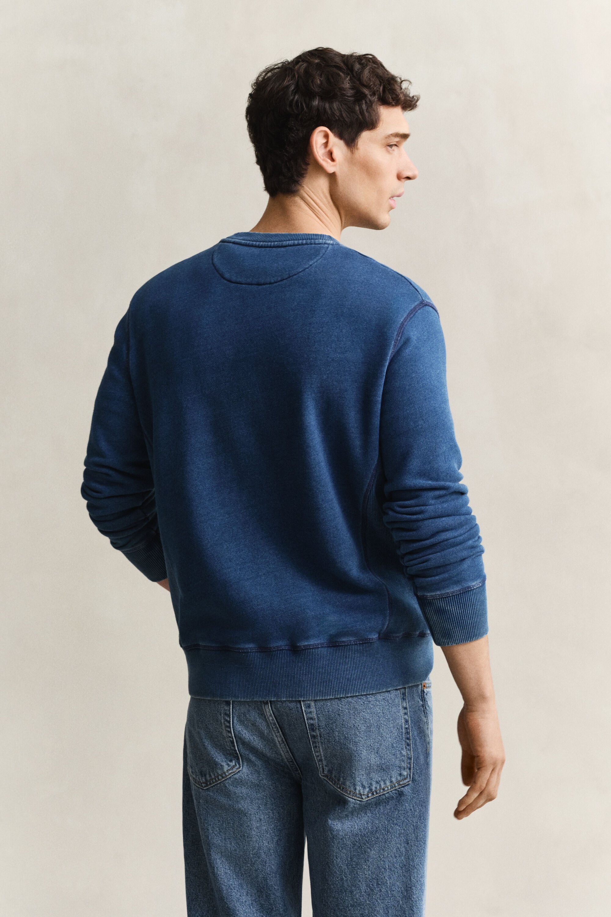 Sudadera añil de cuello redondo