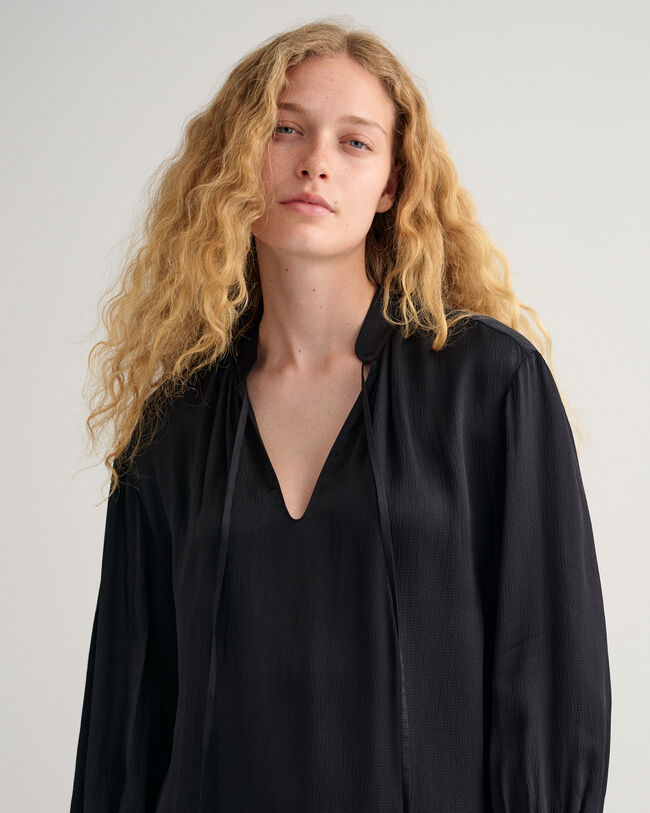 Vestido con cuello recto