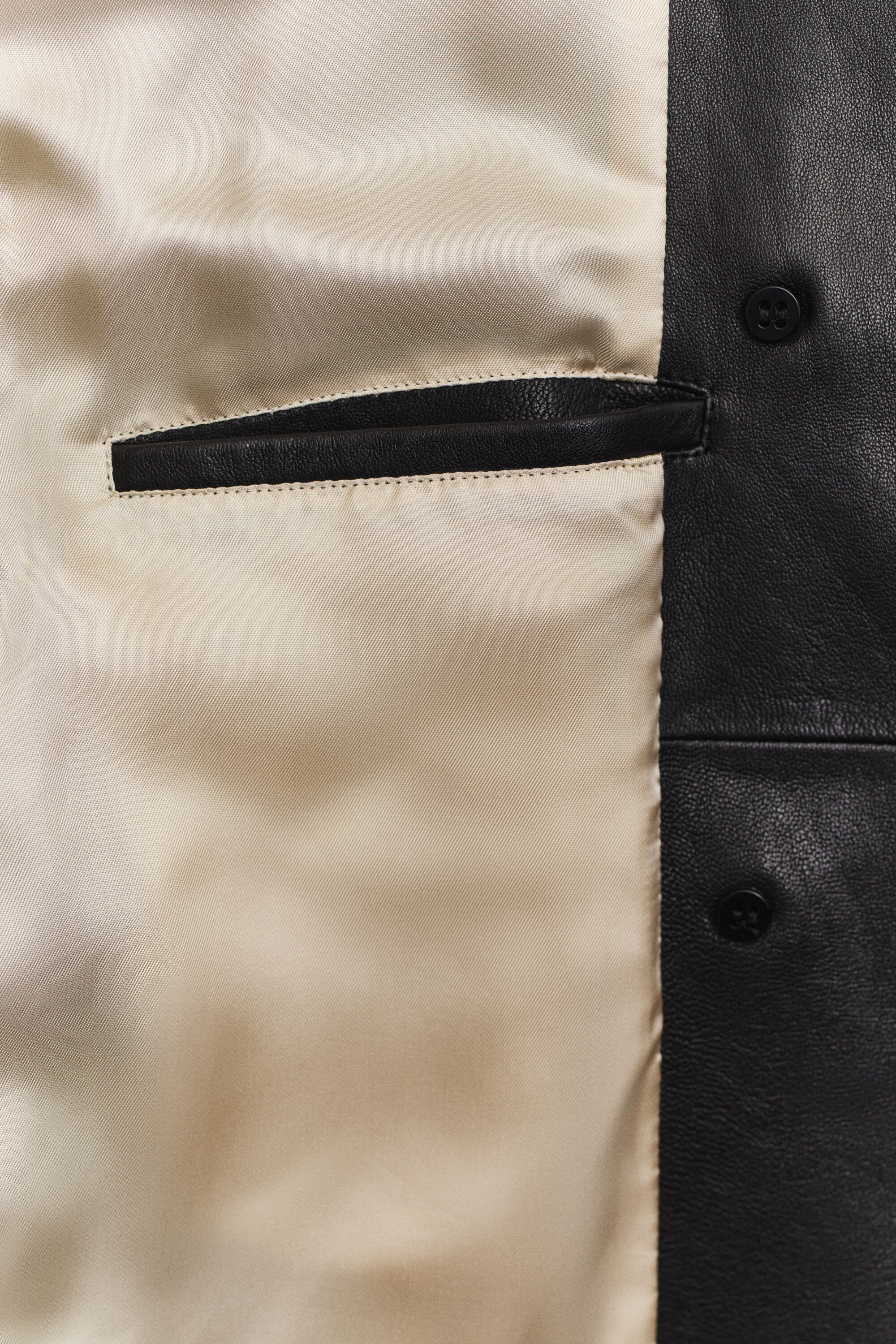 Gabardina corta de piel