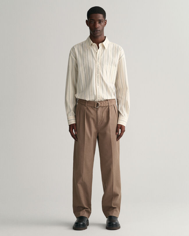 Pantalones chinos de pinzas con cinturón