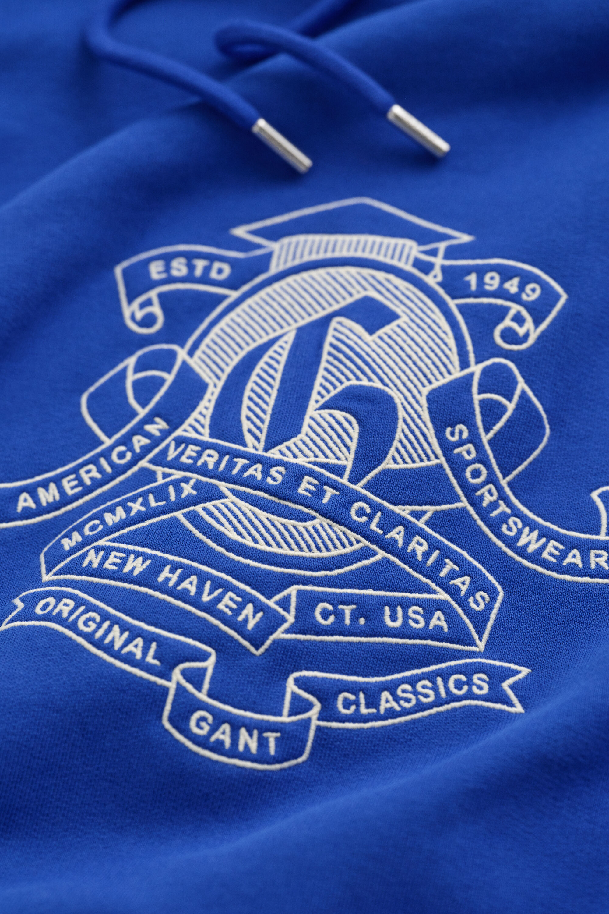 Sudadera con capucha y diseño de temporada