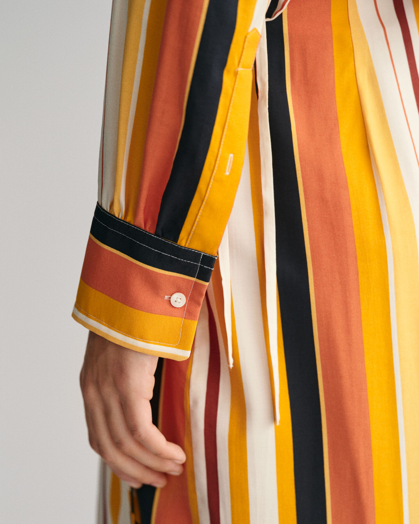 Camisa Relaxed Fit a rayas con cintur&oacute;n anudado