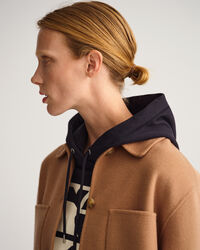 Sobrecamisa cosida a mano