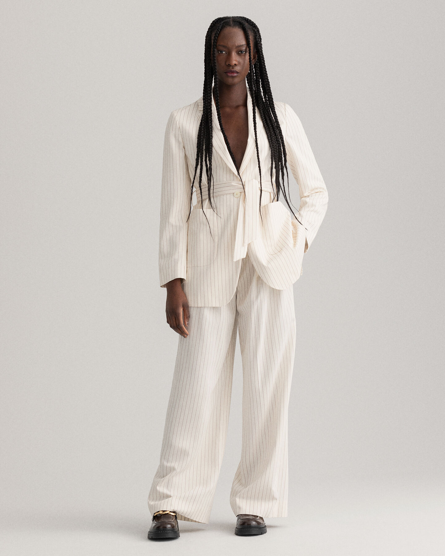 Americana de raya diplomática con cinturón