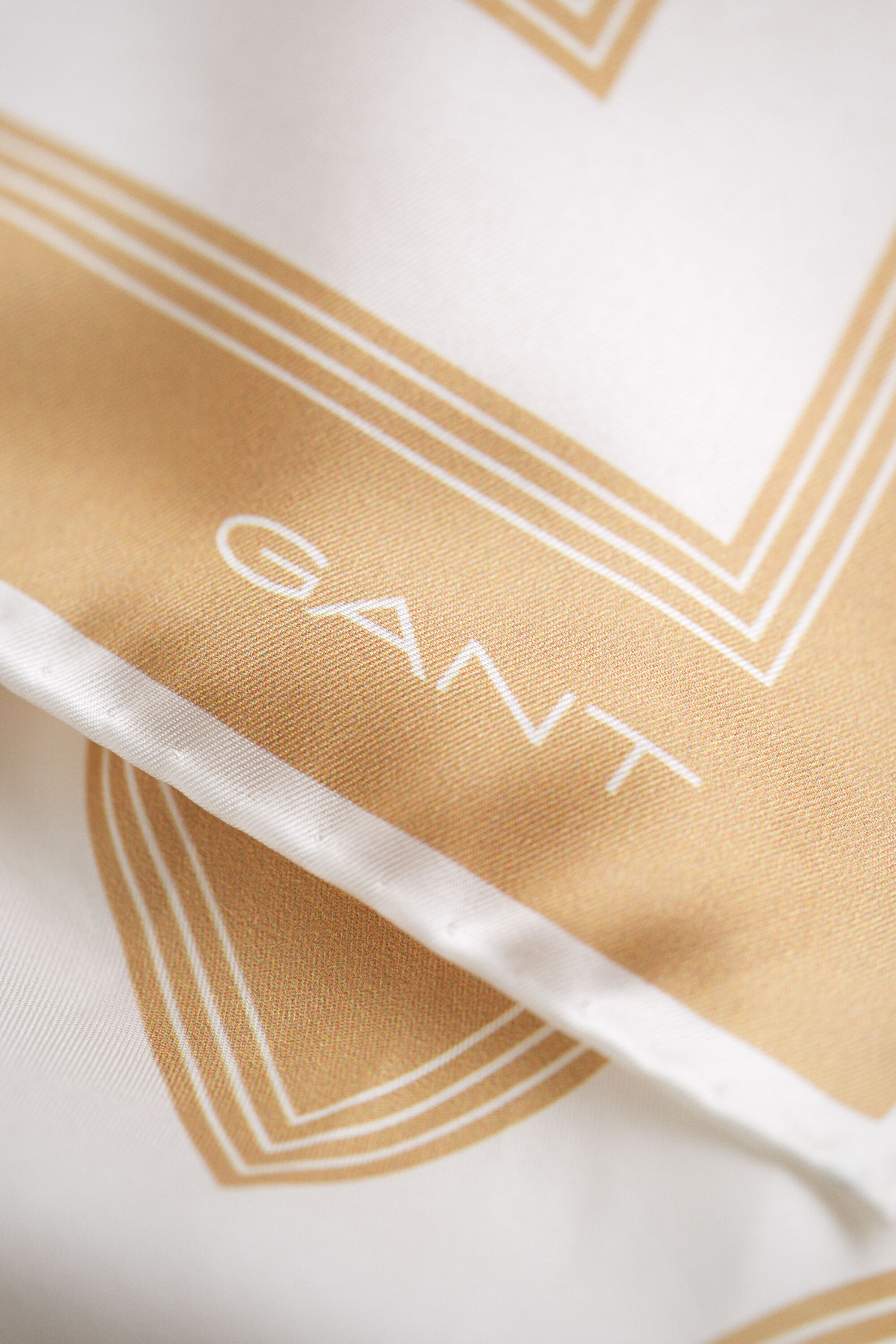 Pañuelo de seda con monograma