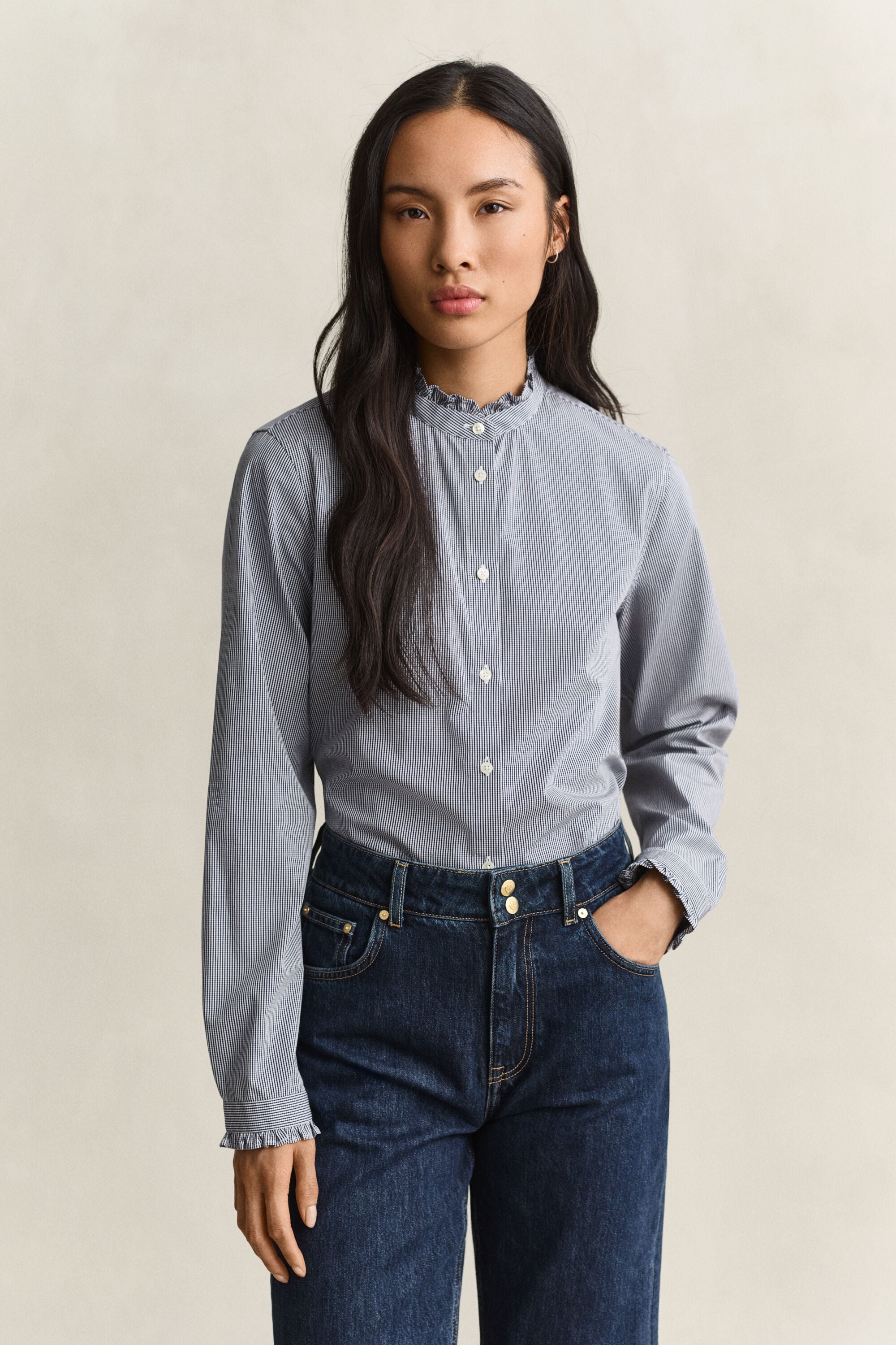 Blusa con volantes en el cuello