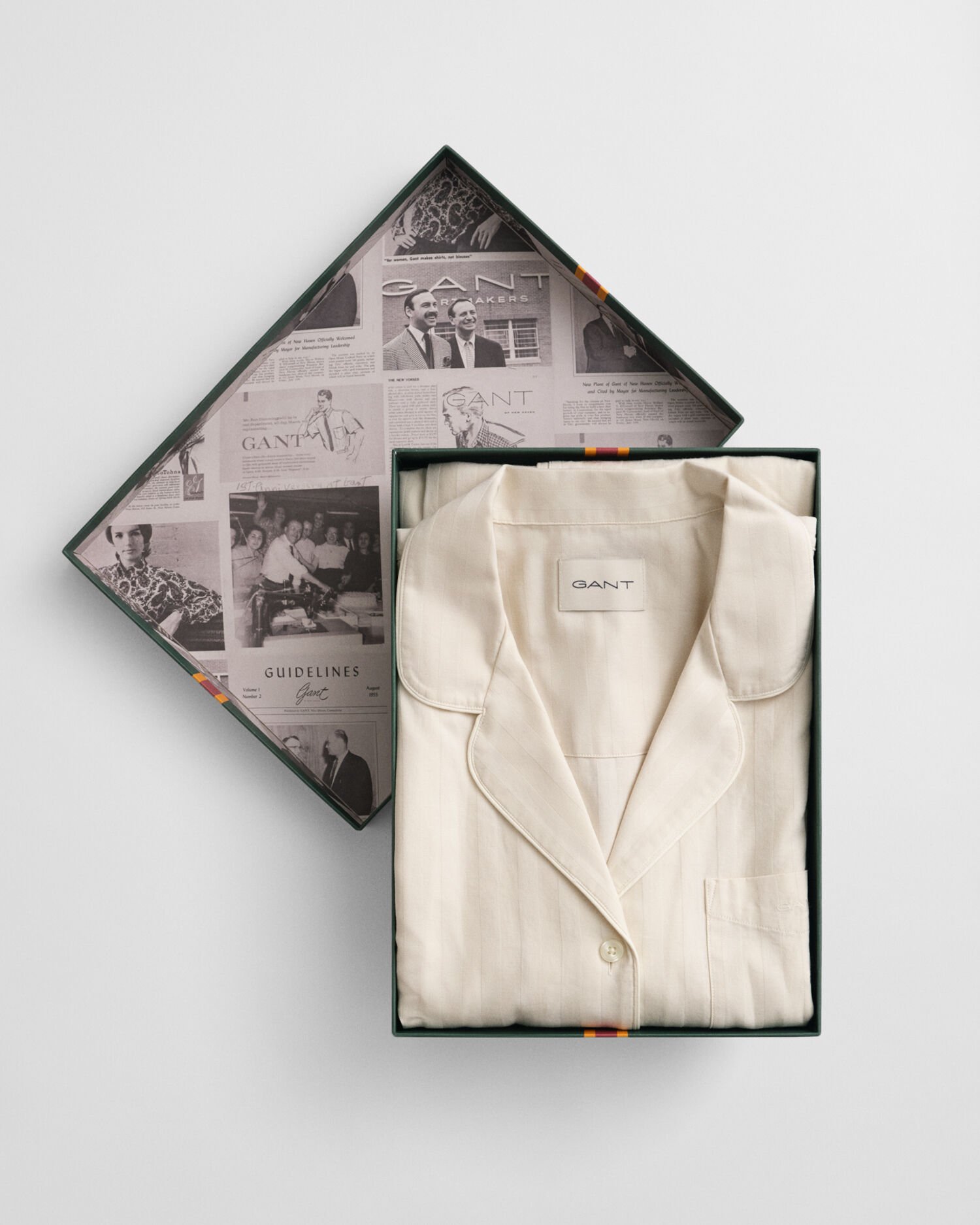 Caja de regalo con pijama de rayas de satén