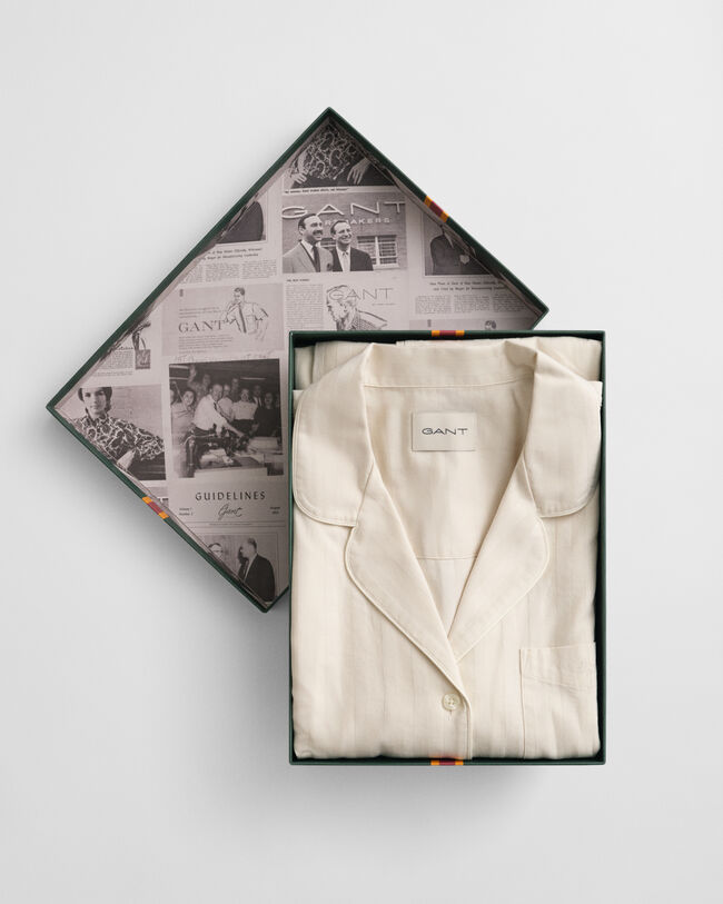 Caja de regalo con pijama de rayas de satén