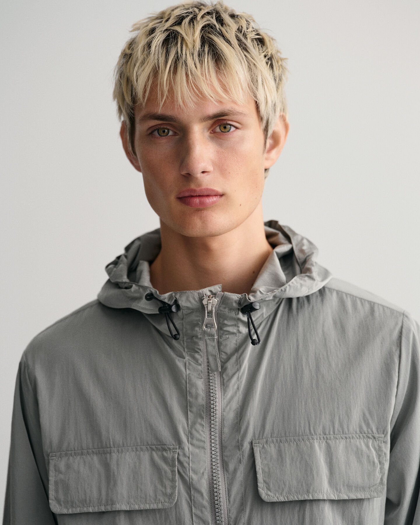 Chaqueta de cuatro bolsillos con capucha