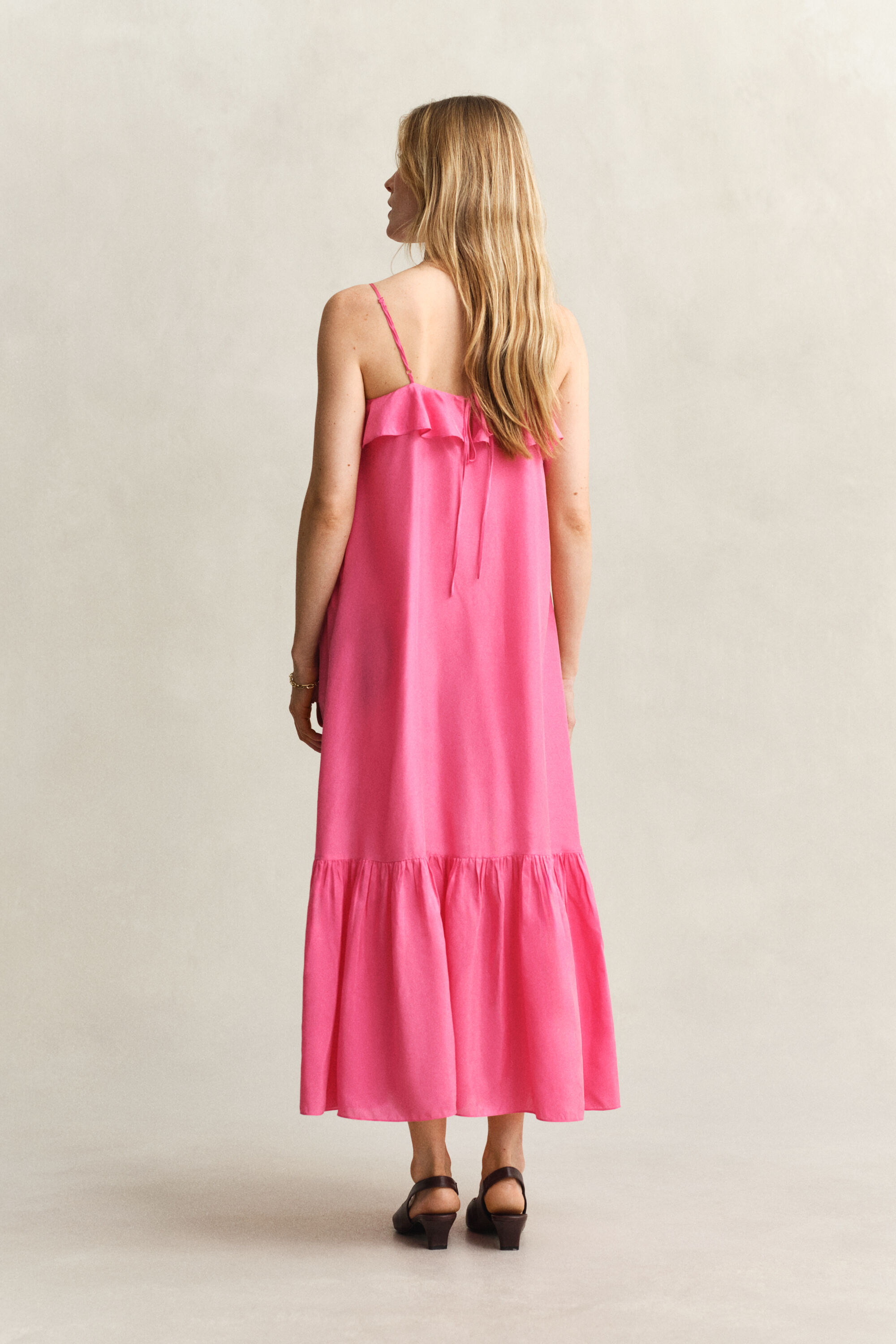 Vestido midi de tirantes de seda