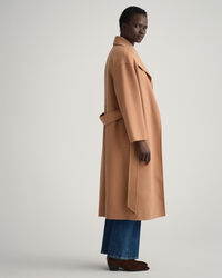 Abrigo cosido a mano con cintur&oacute;n