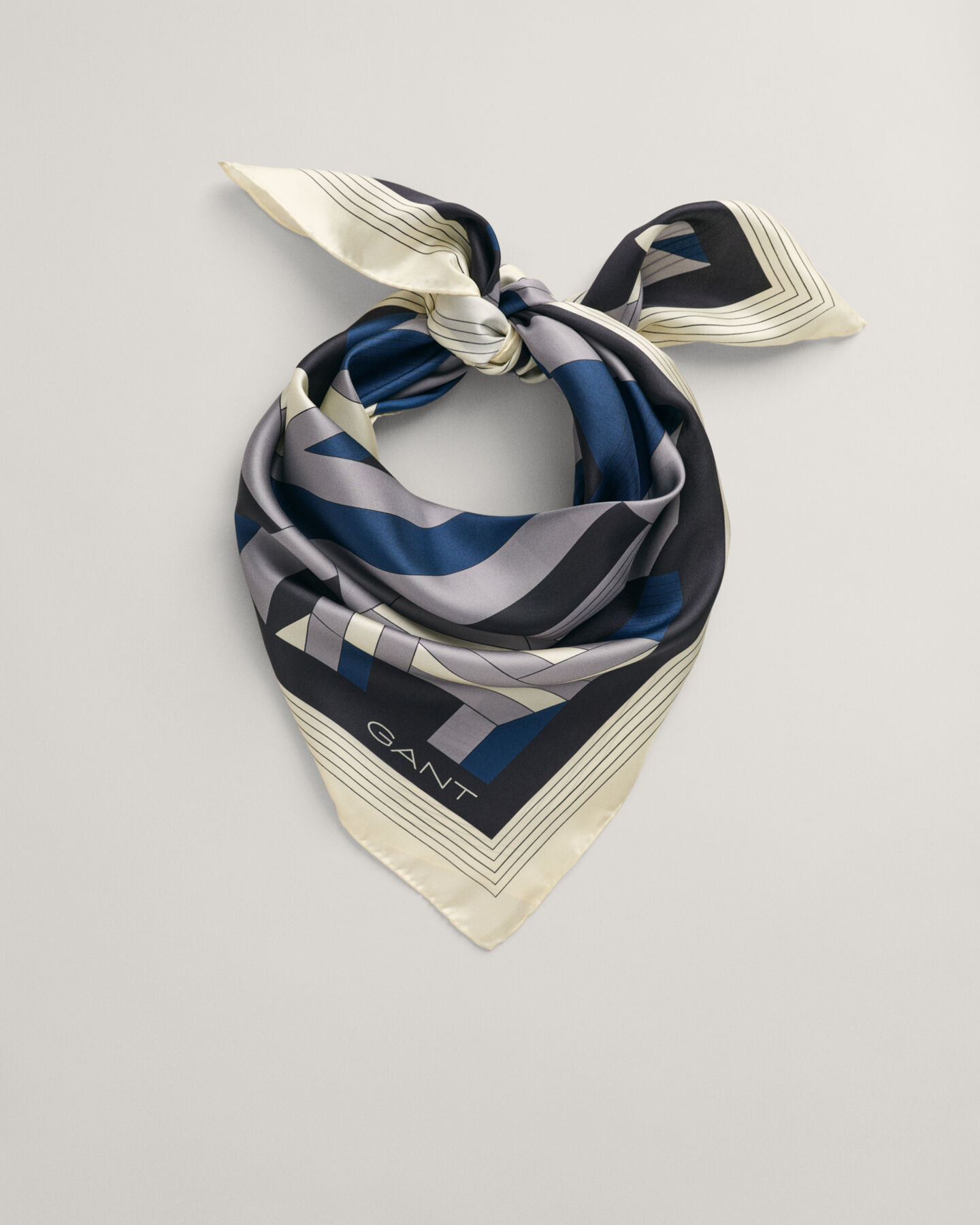 Pañuelo de seda con letras estampadas