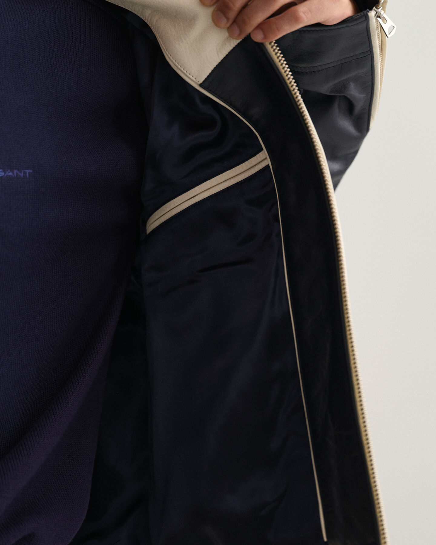 Cazadora corta de piel