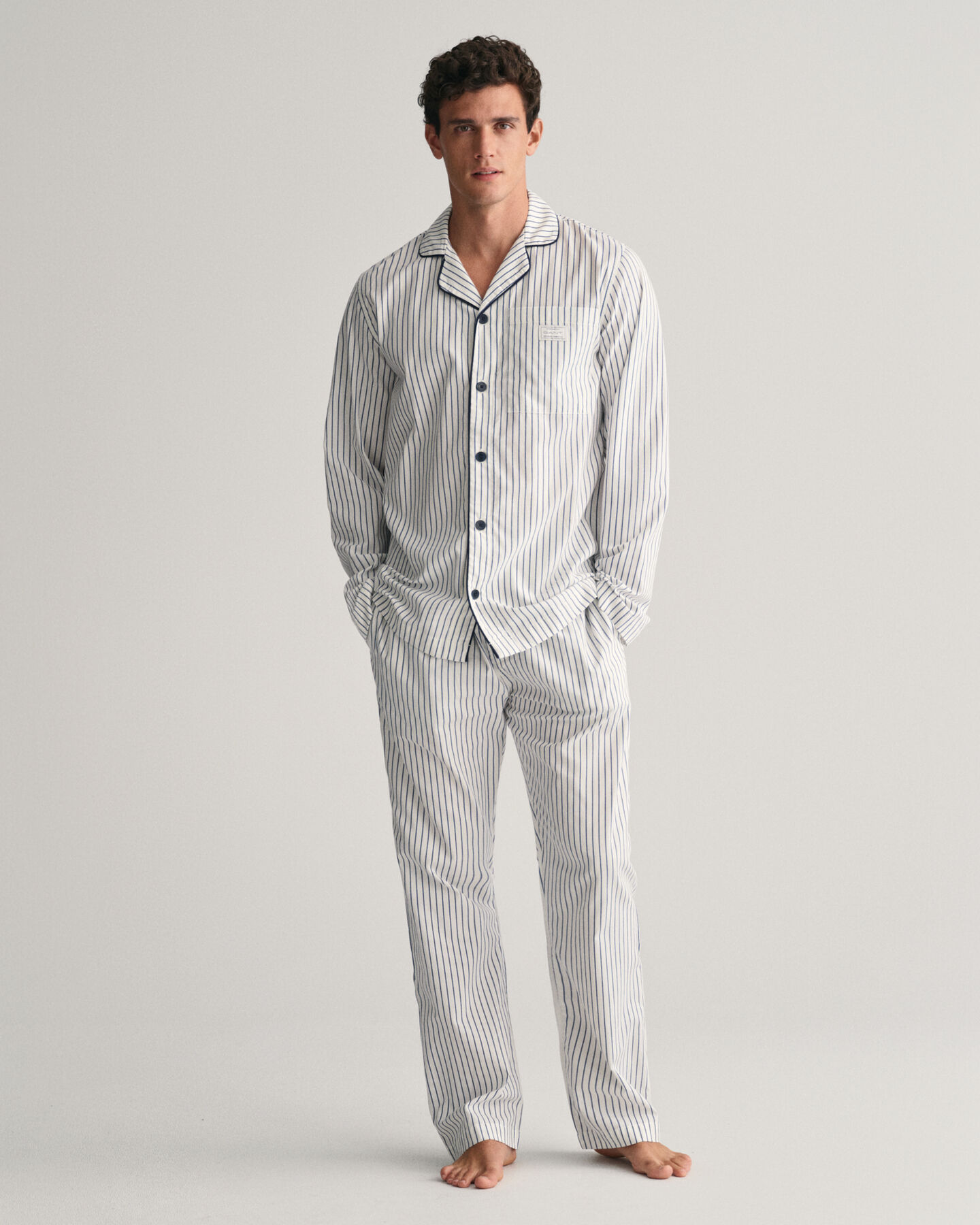 Caja de regalo con camisa y pantalones de pijama a rayas