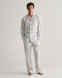 Caja de regalo con camisa y pantalones de pijama a rayas