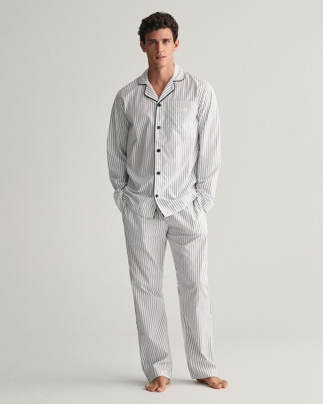 Caja de regalo con camisa y pantalones de pijama a rayas